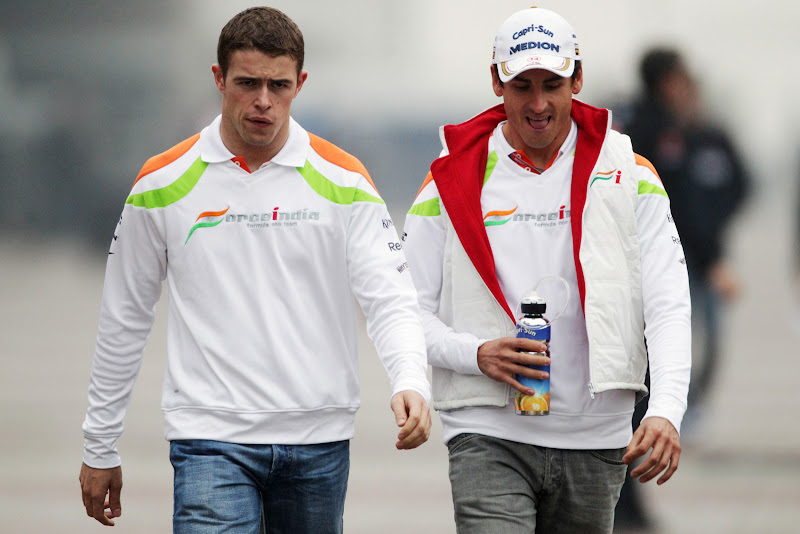 Пол ди Реста и Адриан Сутиль идут по паддоку Йонама на Гран-при Кореи 2011