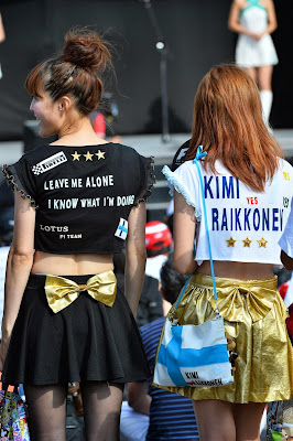 болельщицы Кими Райкконена в оригинальных платьях на Гран-при Японии 2013
