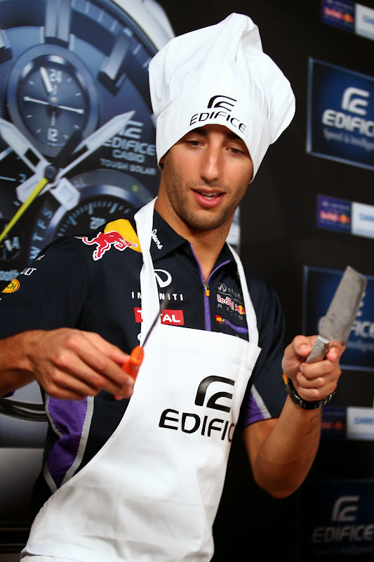 Даниэль Риккардо готовит на спонсорском мероприятии Edifice перед Гран-при Италии 2014