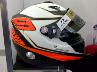 новый шлем Кими Райкконена на тестах в Валенсии 23 января 2012 - вид сбоку