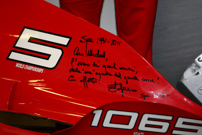 кожух двигателя - подарок от Ferrari Михаэлю Шумахеру на Гран-при Бельгии 2011