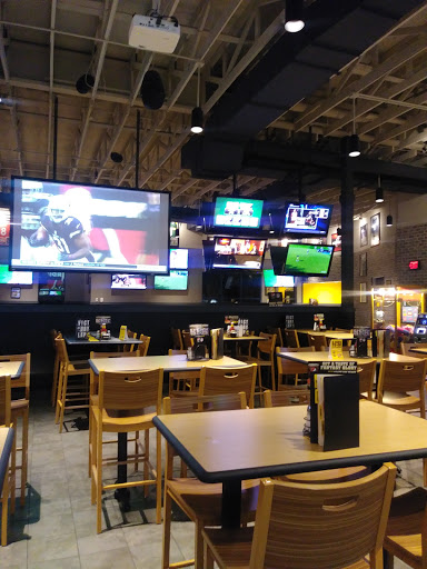 Chicken Wings Restaurant «Buffalo Wild Wings», reviews and photos, 143 Fairway Dr, Wilmington, OH 45177, USA