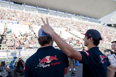 Даниэль Риккардо ставить рожки Жану-Эрику Верню на Гран-при Японии 2012