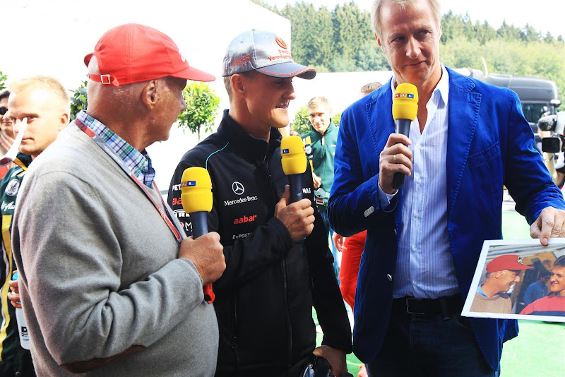 Ники Лауда и Михаэль Шумахер с фотографией 20-летней давности на Гран-при Бельгии 2012