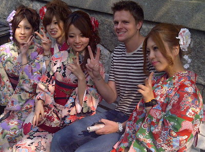 Джейк Хамфри в Киото с японскими девушками в кимоно