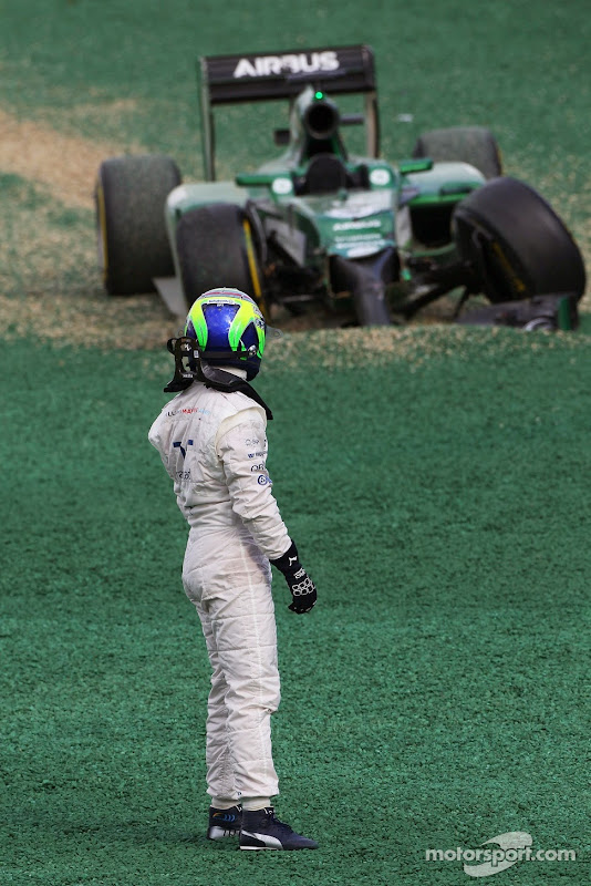 Фелипе Масса смотрит на Caterham после схода на Гран-при Австралии 2014