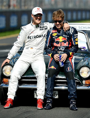 веселящиеся Михаэль Шумахер и Себастьян Феттель на фотосессии чемпионов на Гран-при Австралии 2012