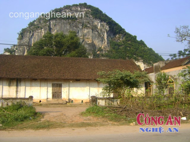Dãy nhà kho xuống cấp, bị bỏ hoang của Công ty CP Lương thực  Thanh Nghệ Tĩnh tại xã Đỉnh Sơn (Anh Sơn)