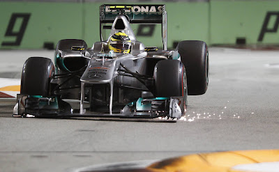 Нико Росберг на одних передних колесах Mercedes GP искрит передним крылом на Гран-при Сингапура 2011