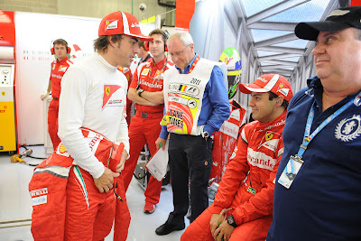 Фернандо Алонсо в гараже с Фелипе Массой и Луис Антонио Массой на Гран-при Бельгии 2011