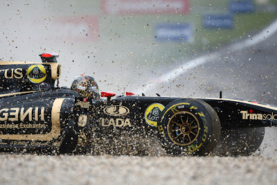 Lotus Renault Ника Хайдфельда в гравии на Гран-при Германии 2011
