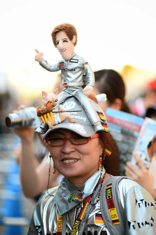 супер-болельщица Mercedes в серебряном костюме на Гран-при Японии 2013