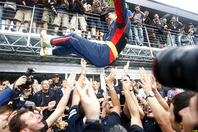 Себастьян Феттель прыгает на руки своим механикам после победы в Монце на Гран-при Италии 2008