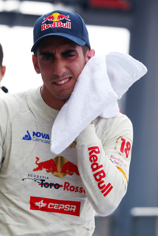 Себастьян Буэми вытирается белым полотенцем на Гран-при Италии 2011