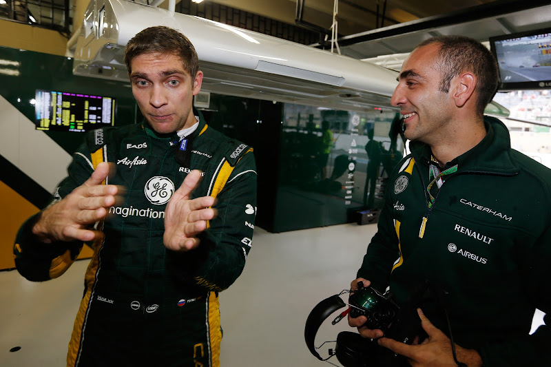 Виталий Петров празднует удачное выступление с командой Caterham на Гран-при Бразилии 2012