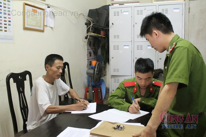 Công an huyện Nam Đàn lấy lời khai đối tượng mua bán trái phép chất ma túy