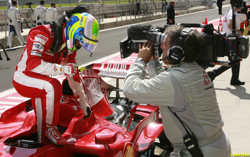 Фелипе Масса вылазит из болида Ferrari на Гран-при Турции 2008