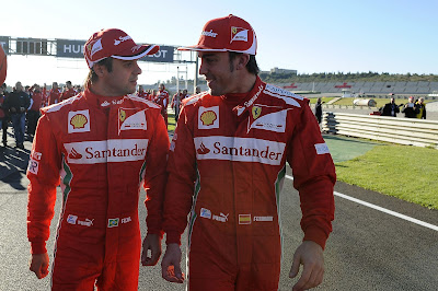 Фелипе Масса и Фернандо Алонсо идут по трассе Рикардо Тормо на Ferrari Finali Mondiali в декабре 2012