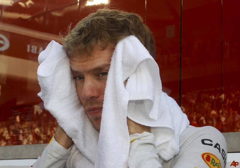 Себастьян Феттель вытирает лицо полотенцем на Гран-при Абу-Даби 2011
