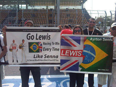болельщики Льюиса Хэмилтона и Айртона Сенны с баннерами в поддержку пилотов на Гран-при Бразилии 2011
