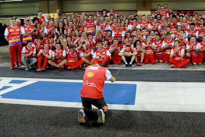Фернандо Алонсо преклоняется на прощание перед командой Ferrari на Гран-при Абу-Даби 2014