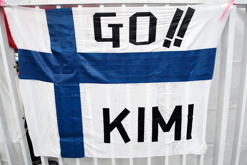 флаг болельщиков Кими Райкконена на Гран-при Японии 2012