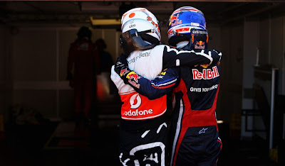 Дженсон Баттон и Марк Уэббер идут обнявшись после квалификации на Гран-при Монако 2011