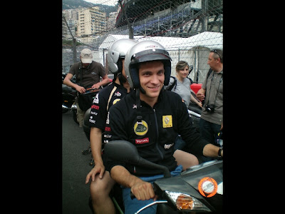Виталий Петров на мопеде в шлеме на Гран-при Монако 2011