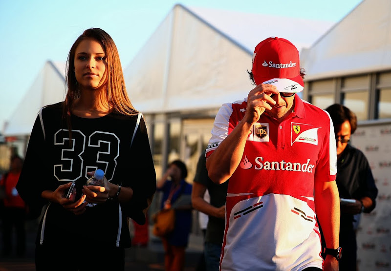 Даша Капустина и Фернандо Алонсо идут по паддоку Гран-при Японии 2013