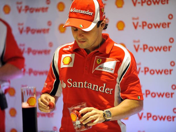 Фелипе Масса делает коктейли Shell на Гран-при Бразилии 2011