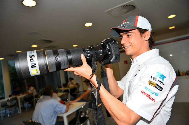 Эстебан Гутьеррес с огромной камерой на Гран-при Индии 2013