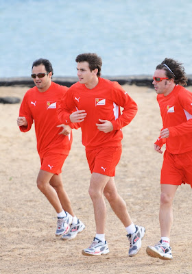 Фелипе Масса, Жюль Бьянки и Фернандо Алонсо бегают на тренировочной сессии Ferrari на испанском острове Лансароте 26 января 2012
