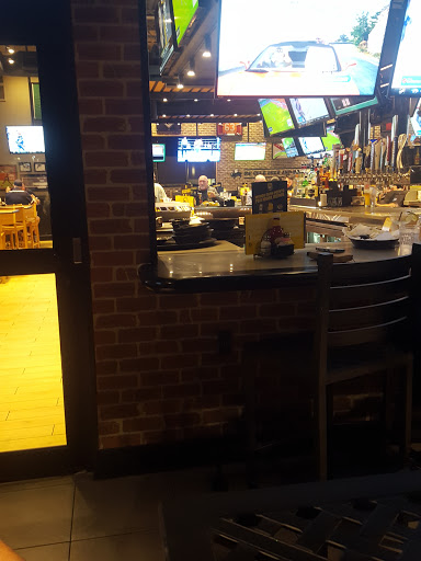 Chicken Wings Restaurant «Buffalo Wild Wings», reviews and photos, 4120 14th St W, Bradenton, FL 34205, USA