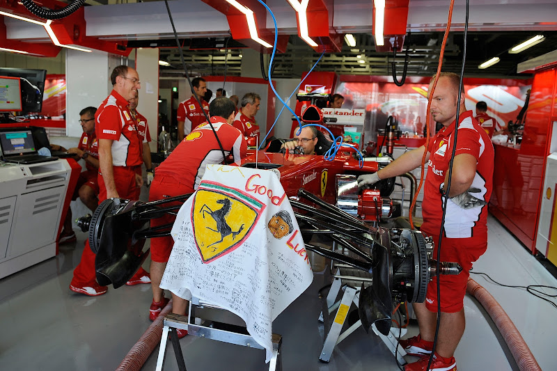 послания болельщиков Ferrari на Гран-при Японии 2012