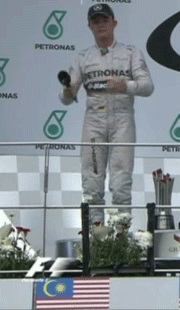Нико Росберг бросает микрофон на подиуме Гран-при Малайзии 2014