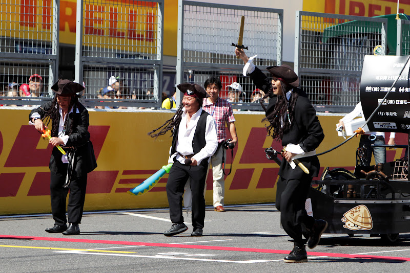 пираты на трассе Сузука во время Soapbox race на Гран-при Японии 2011