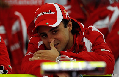 Фелипе Масса ковыряется в носу в боксах Ferrari на Гран-при Кореи 2011