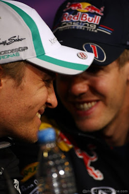 Нико Росберг и Себастьян Феттель смеются на пресс-конференции Нюрбургринга на Гран-при Германии 2011 в четверг
