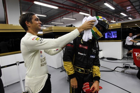Виталий Петров пытается протереть визор Бруно Сенны в гараже LRGP на Гран-при Сингапура 2011