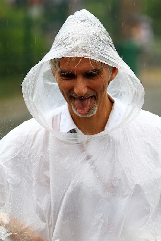 Деймон Хилл в дождевике на Гран-при Сингапура 2012