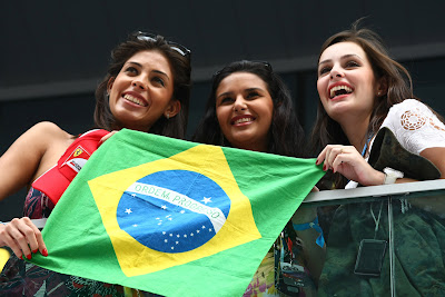 болельщики Фелипе Массы с бразильским флагом на трибунах Буддха на Гран-при Индии 2011