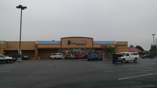 Thrift Store «35th Ave & Peoria Goodwill Retail Store, Donation Center & Career Center», reviews and photos