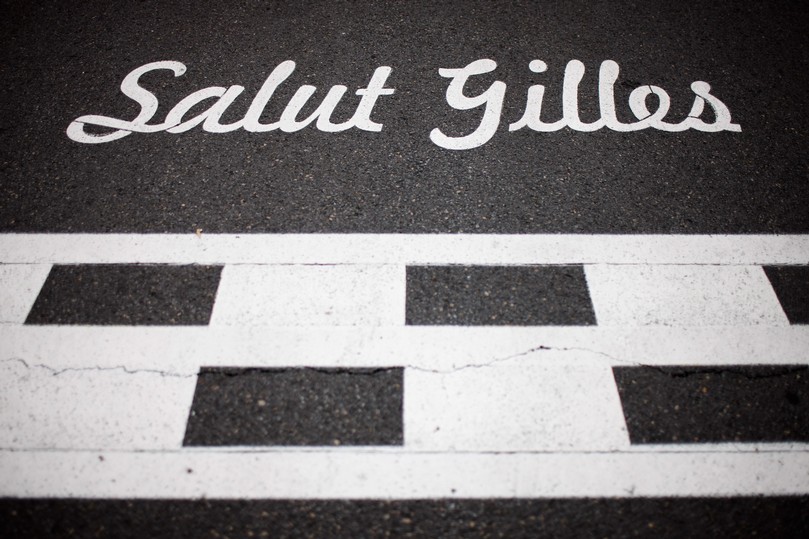 надпись Жиль Вильнев на старт-финишной прямой Монреаля на Гран-при Канады 2011