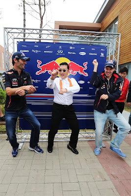 Марк Уэббер и Себастьян Феттель Psy Gangnam Style на Гран-при Кореи 2012