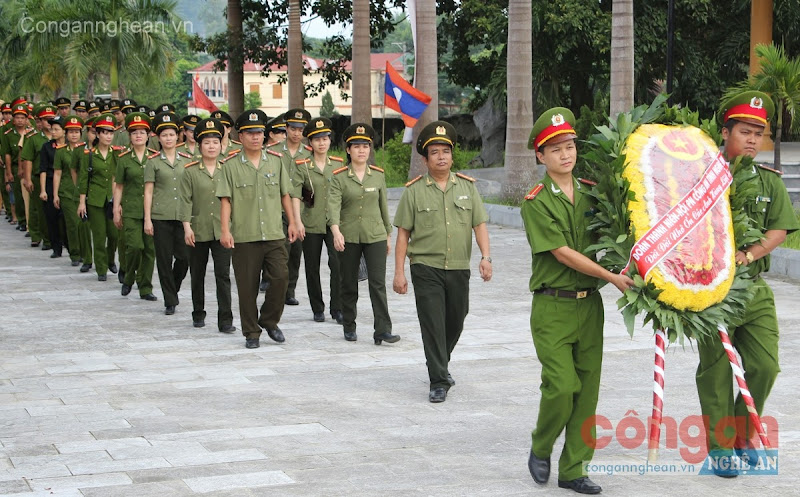 Dâng hoa, dâng hương tại nghĩa trang Việt - Lào