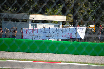 Кими, возвращайся в Италию, у нас есть вино - баннер болельщиков Ferrari на Гран-при Италии 2013
