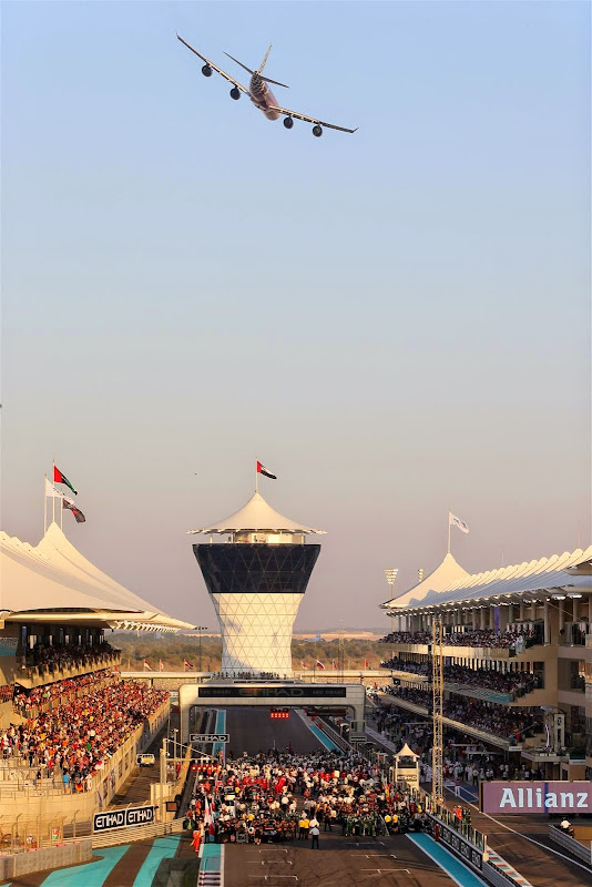 самолет Etihad пролетает над стартовой решеткой Гран-при Абу-Даби 2014