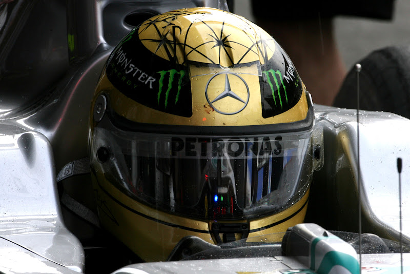 Михаэль Шумахер в кокпите в золотом шлеме на Гран-при Бельгии 2011