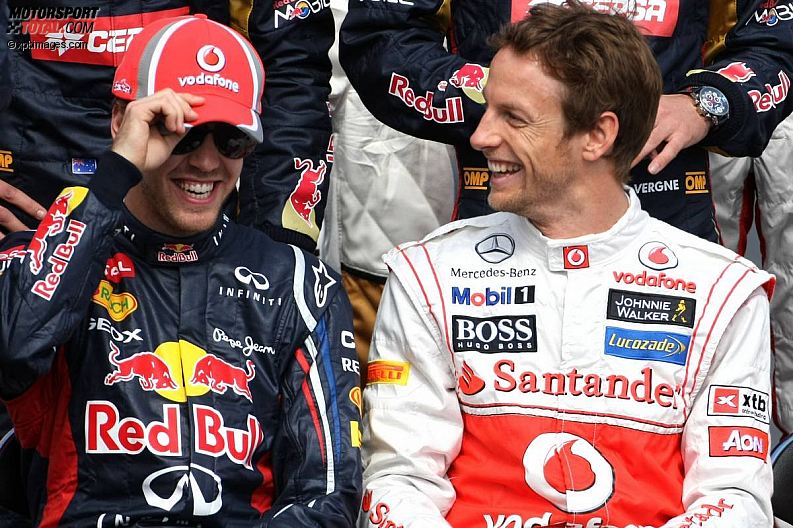 Себастьян Феттель примеряет кепку McLaren Дженсона Баттона на фотосессии перед началом сезона на Гран-при Австралии 2012