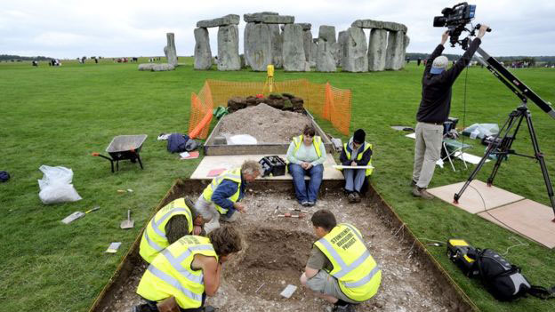 Stonehenge burials show gender equality Stonehenge burials show gender equality
